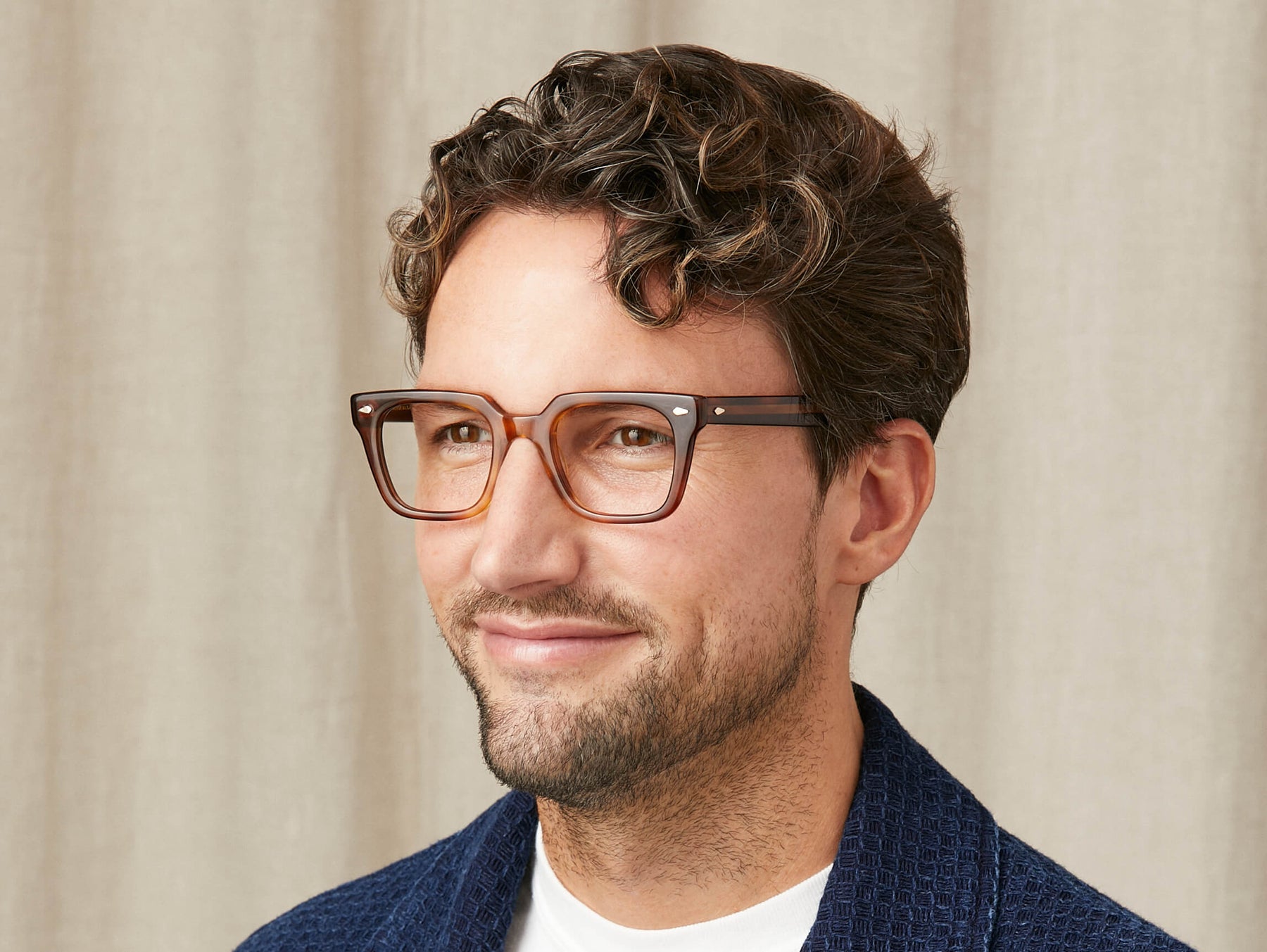 Model is wearing The GROBER in size 48 in Tobacco