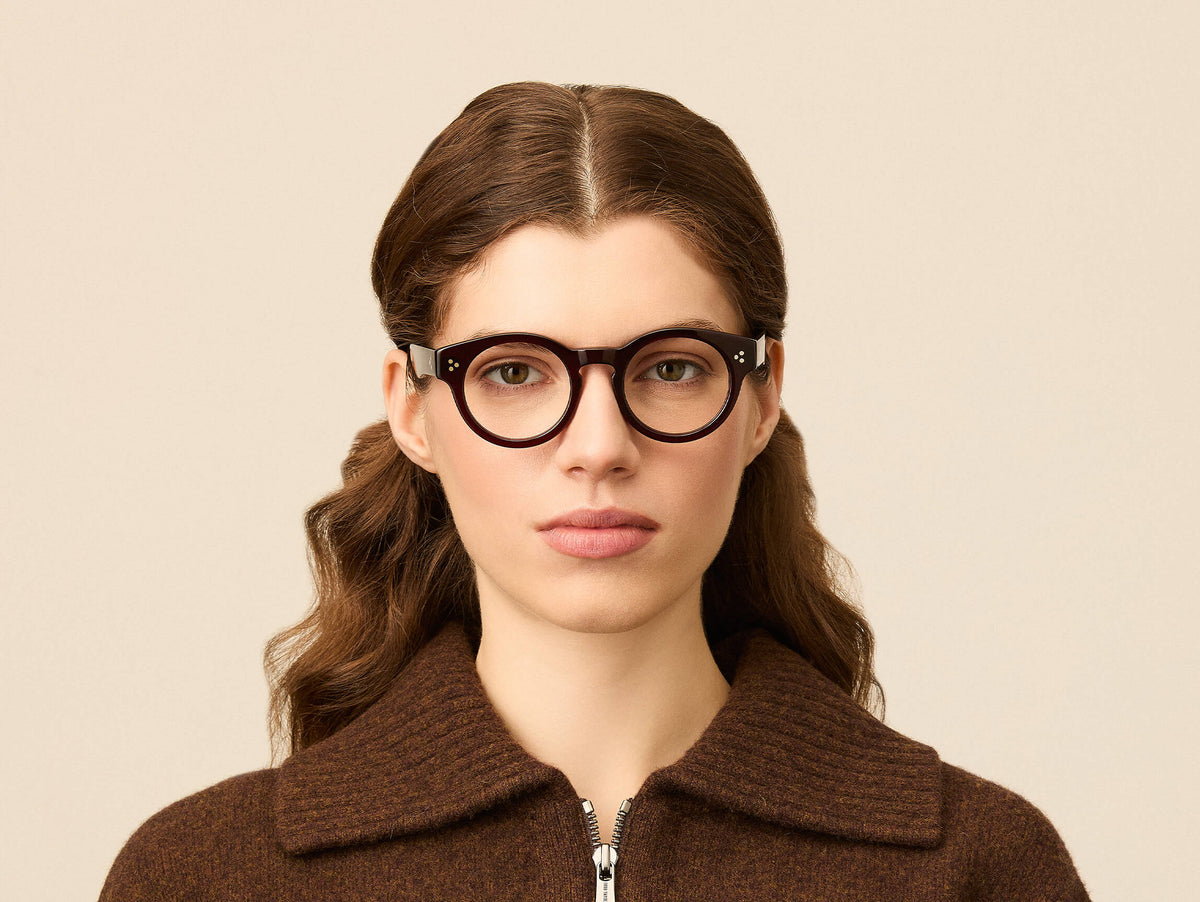 Model is wearing The GRUNYA in size 47 in Burgundy