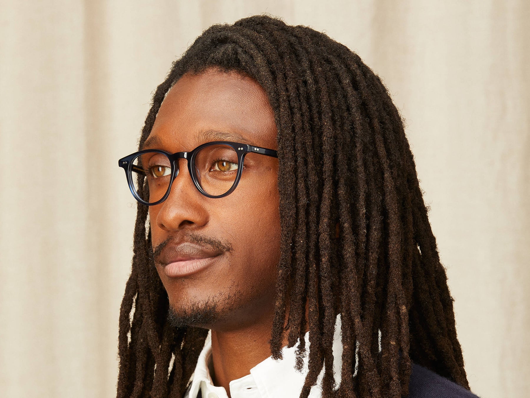 Model is wearing The JARED in size 47 in Navy