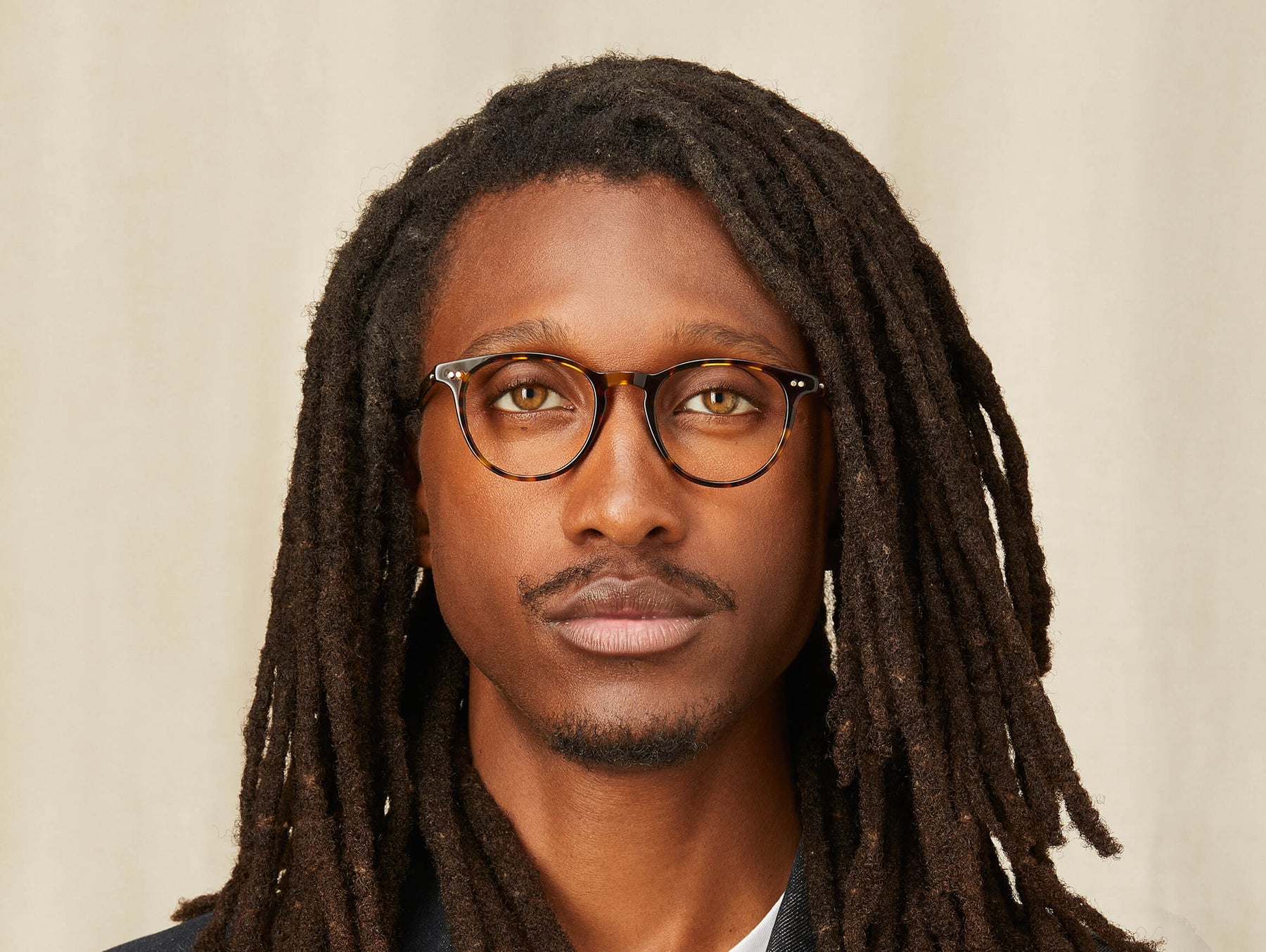 Model is wearing The JARED in size 47 in Spot Tortoise