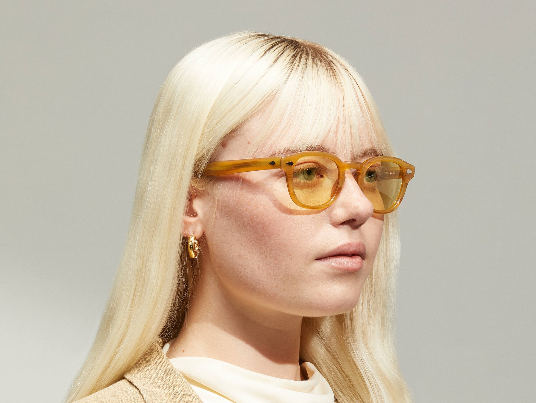 Model is wearing The LEMTOSH in Blonde in size 46 with Pastel Yellow Tinted Lenses
