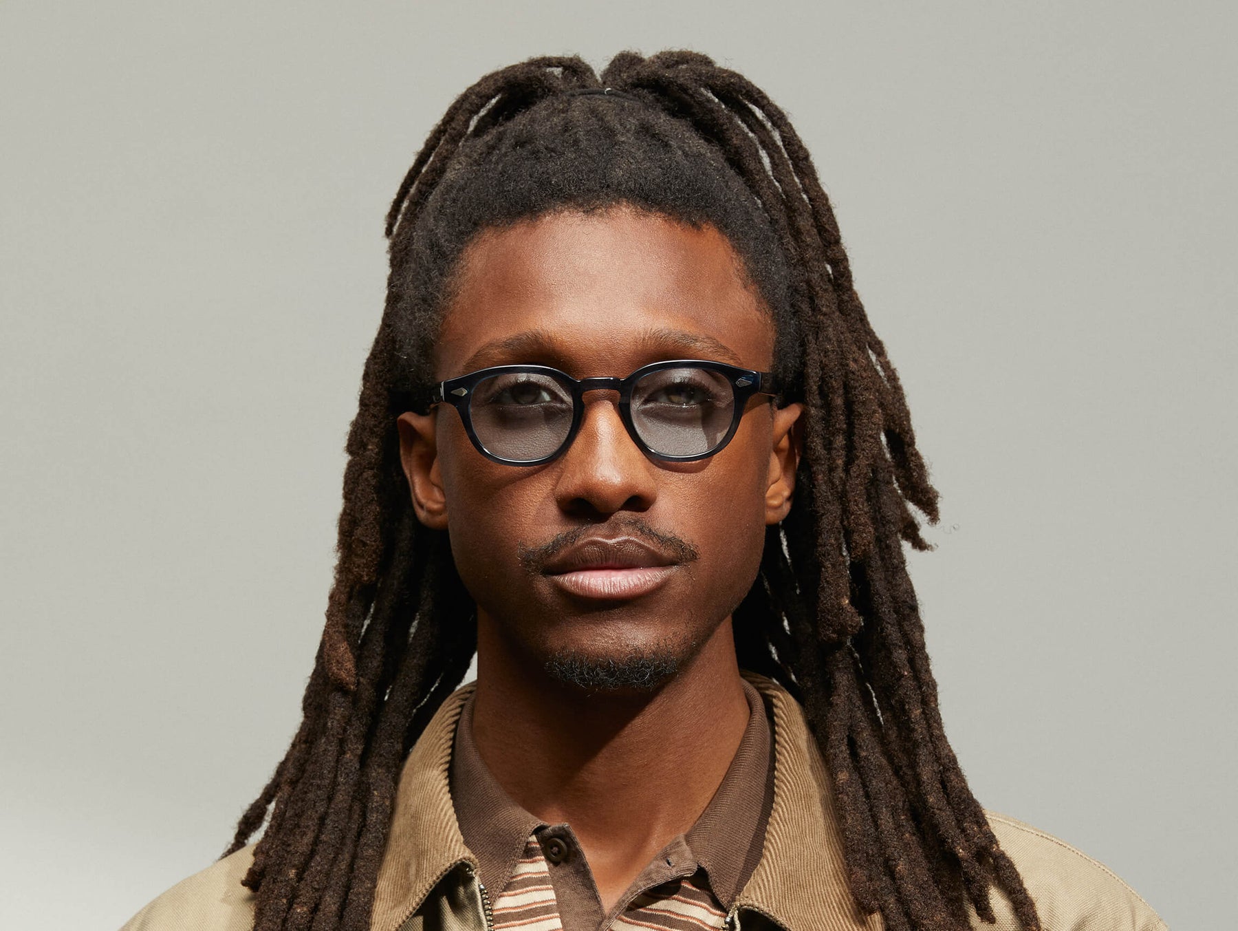 Model is wearing The LEMTOSH in Ink in size 46 with BLUE+ Tinted Lenses