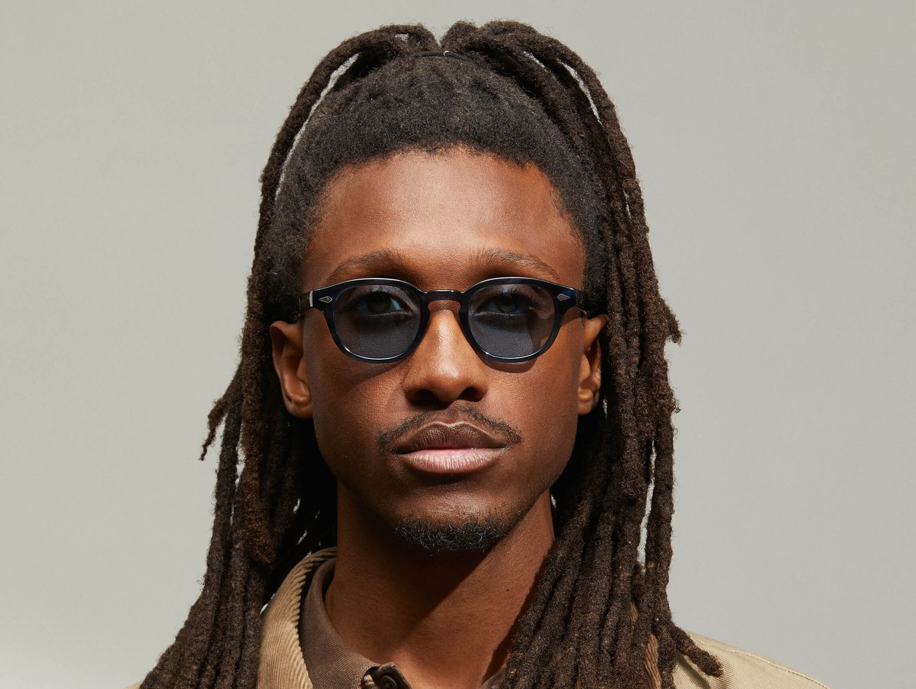 Model is wearing The LEMTOSH in Ink in size 46 with BLUE+ Tinted Lenses