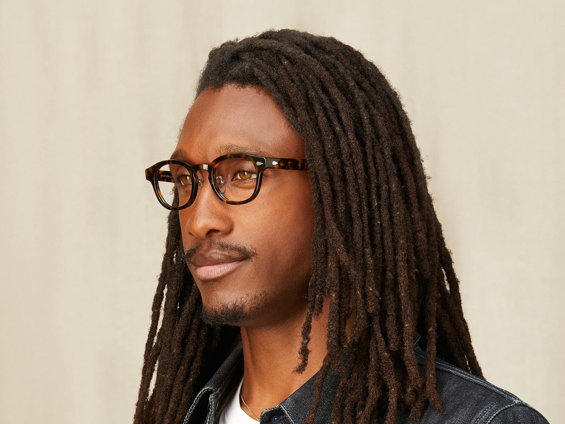 Model is wearing The LEMTOSH w/ Metal Nose Pads in size 46 in Tortoise