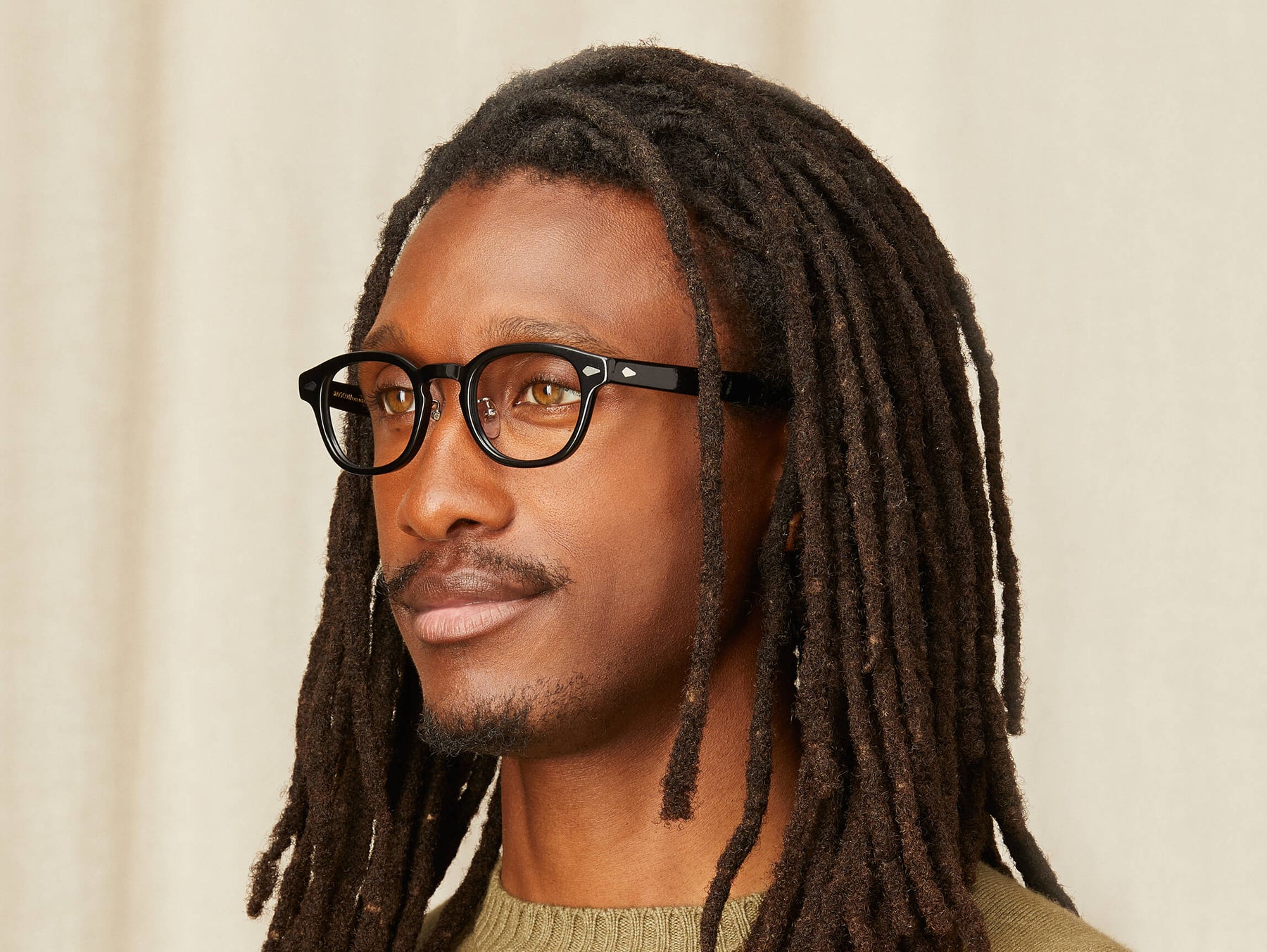 Model is wearing The LEMTOSH w/ Metal Nose Pads in size 46 in Black