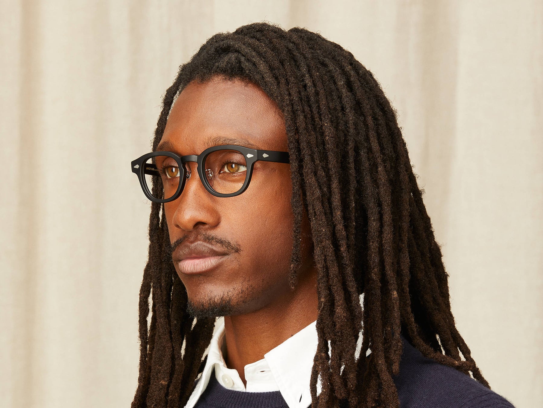 Model is wearing The LEMTOSH w/ Metal Nose Pads in size 46 in Matte Black