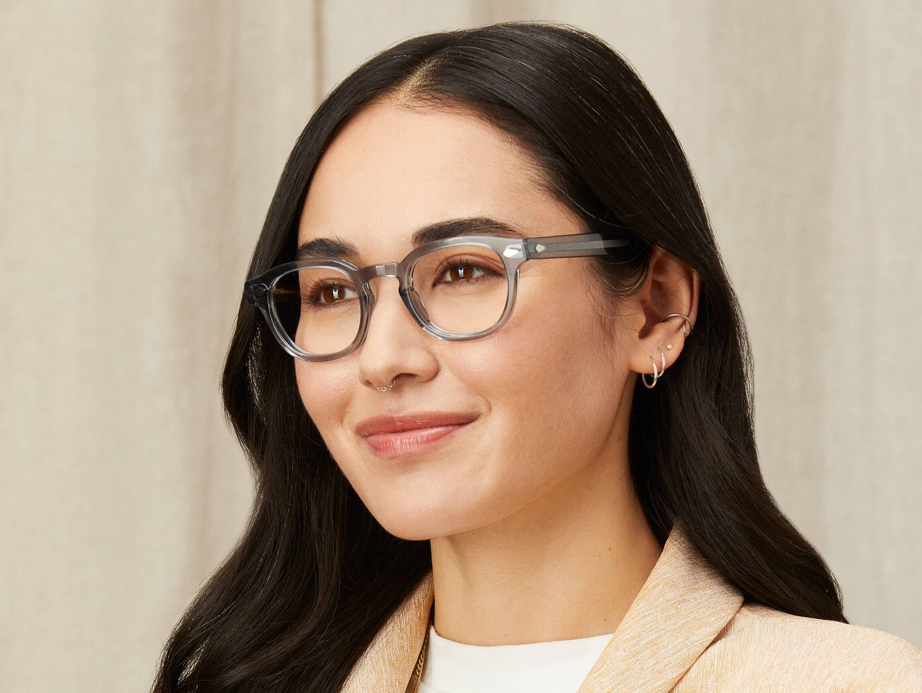 Model is wearing The LEMTOSH in size 46 in Light Blue