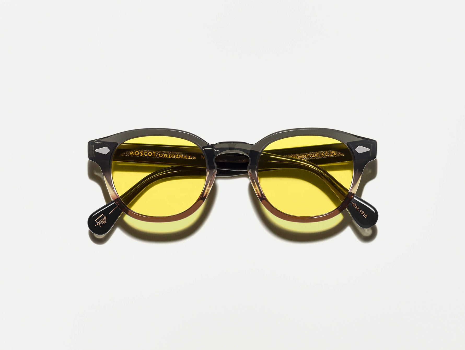 O LEMTOSH em Grey-Brown Fade com lentes tintadas Mellow Yellow