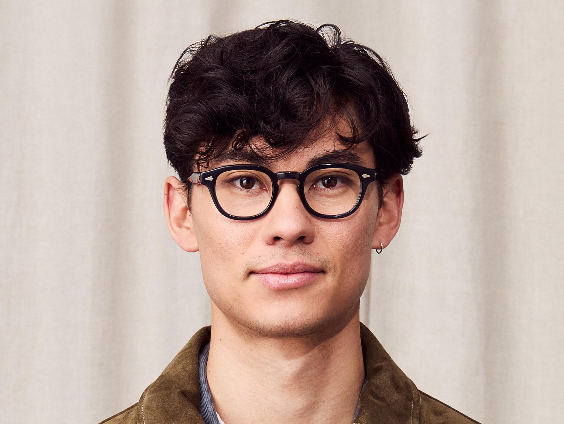 Model is wearing The LEMTOSH-TT 110 in size 46 in Navy/Gold