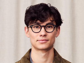 Model is wearing The LEMTOSH-TT 110 in size 46 in Navy/Gold