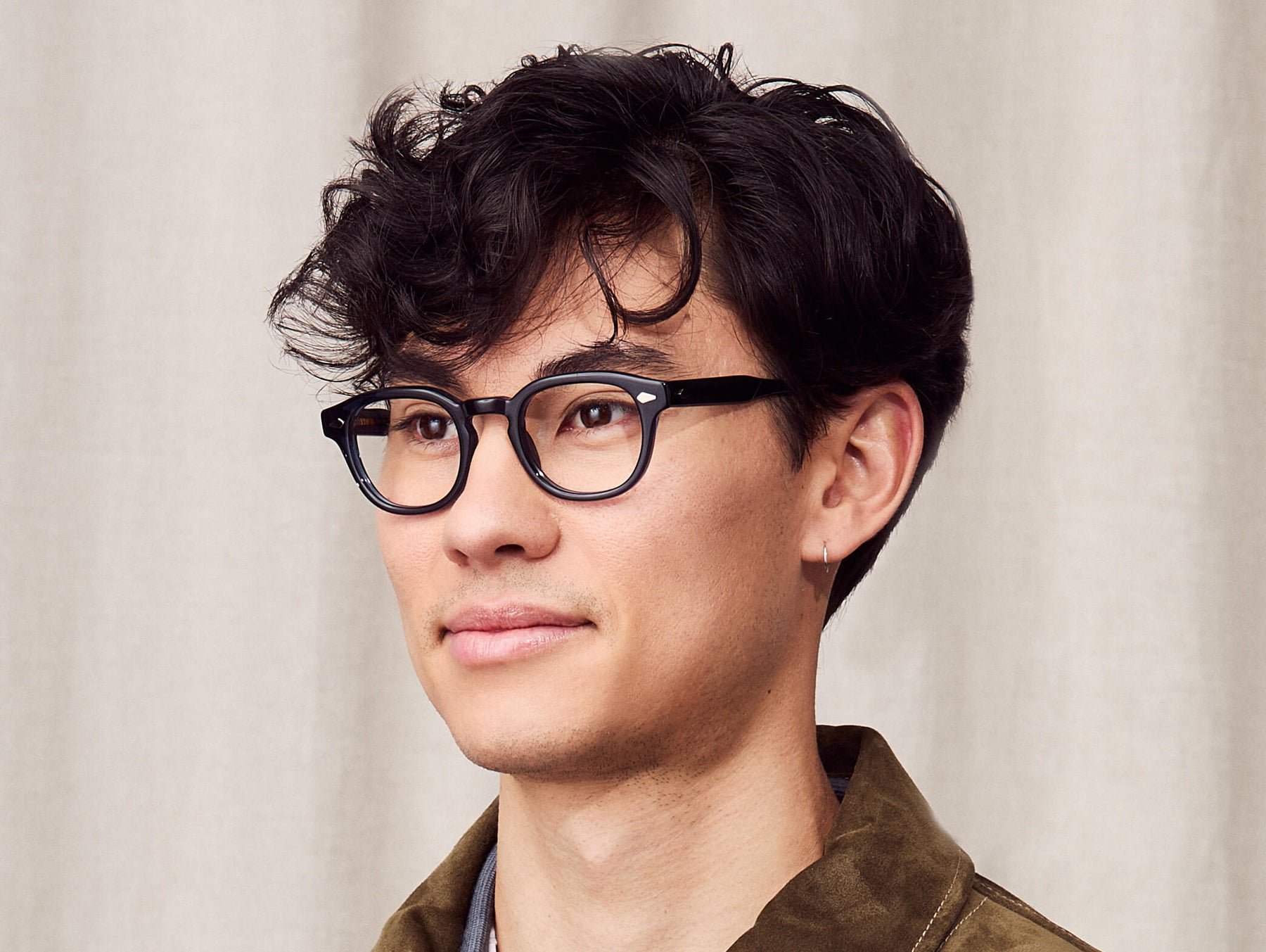 Model is wearing The LEMTOSH-TT 110 in size 46 in Navy/Gold