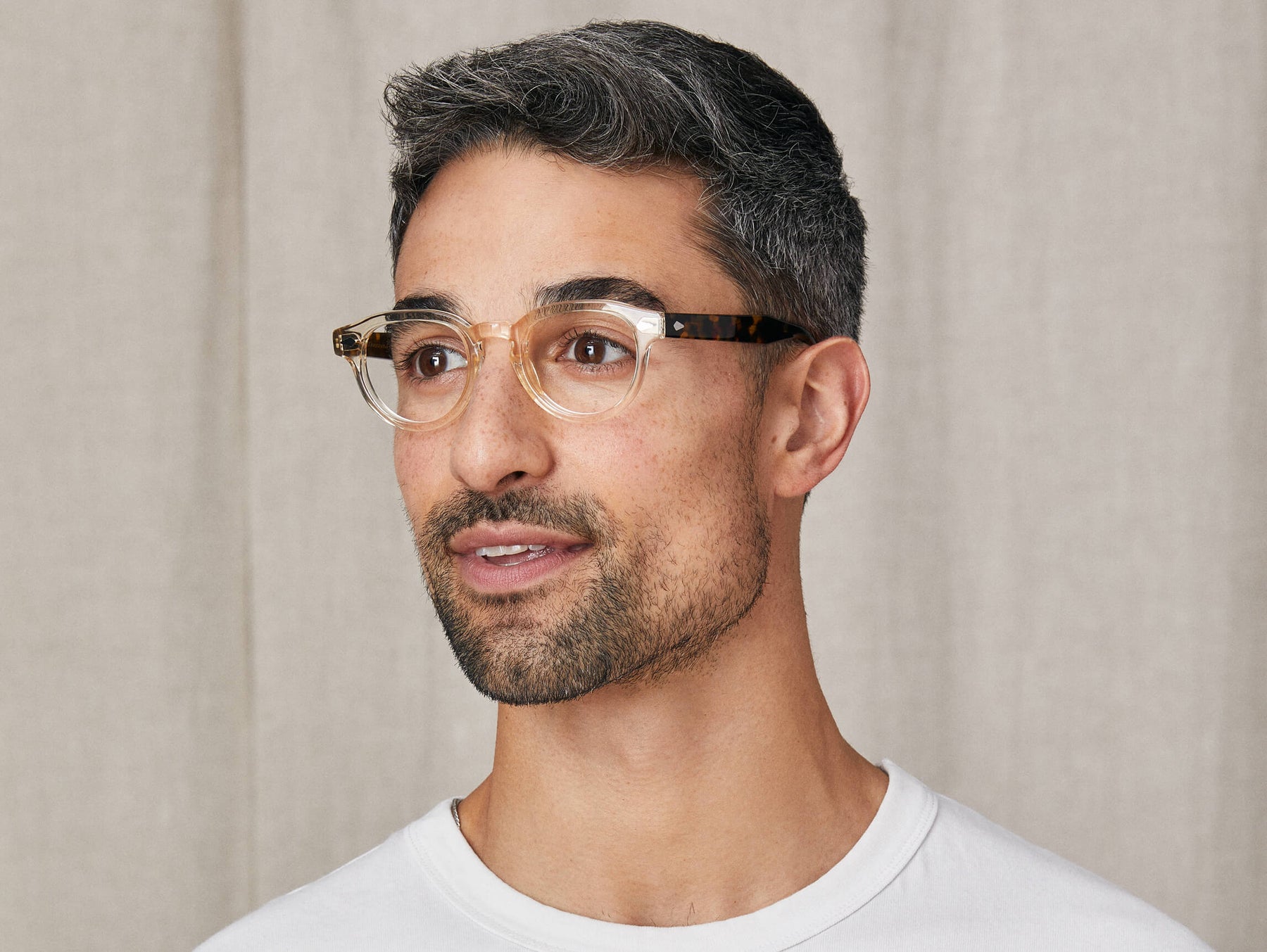 Model is wearing The MAYDELA in size 46 in Flesh/Tortoise