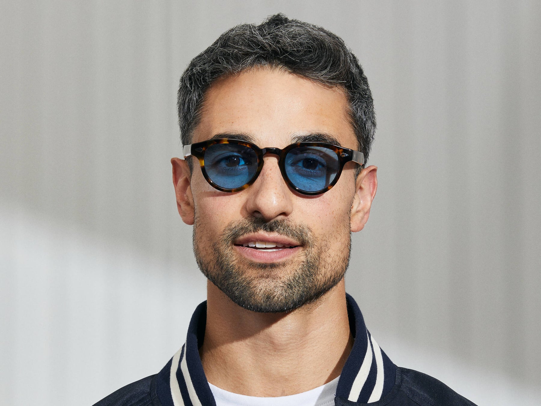 Model is wearing The MAYDELA SUN in Classic Havana in size 46 with Celebrity Blue Tinted Lenses