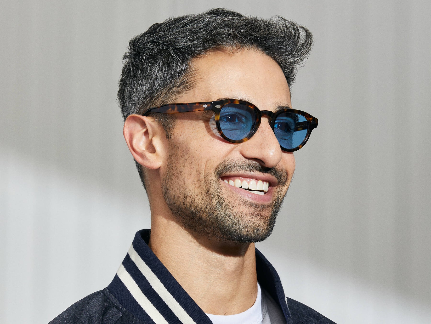 Model is wearing The MAYDELA SUN in Classic Havana in size 46 with Celebrity Blue Tinted Lenses