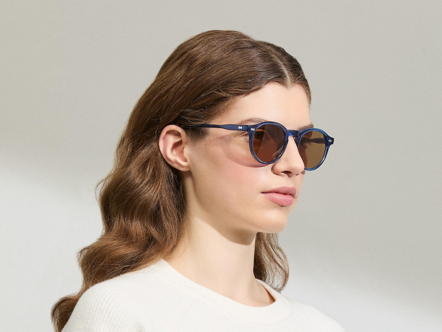 Model is wearing the MILTZEN in Sapphire in size 49 with AMBER+ Lenses