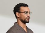 Het model draagt de MILTZEN in Citron/Tortoise in maat 46 met BLUE+ lenzen.