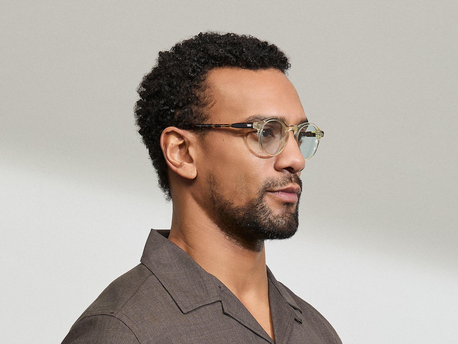 Het model draagt de MILTZEN in Citron/Tortoise in maat 46 met BLUE+ lenzen.