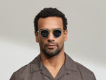 Het model draagt de MILTZEN in Citron/Tortoise in maat 46 met BLUE+ lenzen.