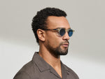 Het model draagt de MILTZEN in Citron/Tortoise in maat 46 met BLUE+ lenzen.