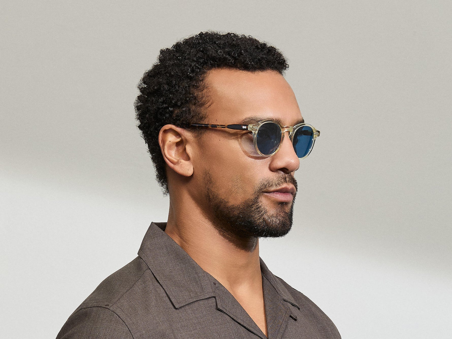Het model draagt de MILTZEN in Citron/Tortoise in maat 46 met BLUE+ lenzen.