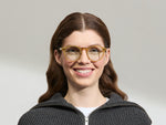Model draagt de MILTZEN in Blonde in maat 49 met BLUE+ lenzen