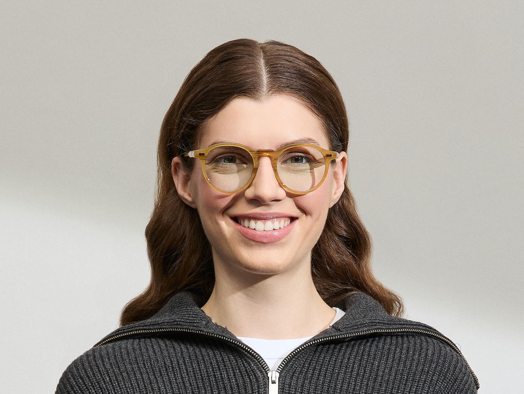 Model draagt de MILTZEN in Blonde in maat 49 met BLUE+ lenzen