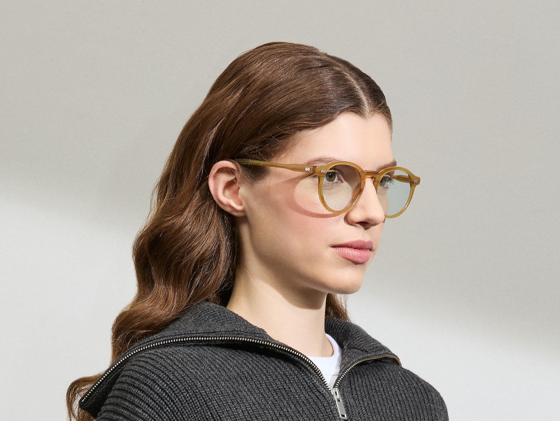Model draagt de MILTZEN in Blonde in maat 49 met BLUE+ lenzen