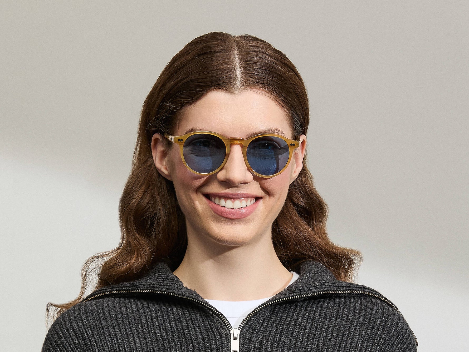 Model draagt de MILTZEN in Blonde in maat 49 met BLUE+ lenzen