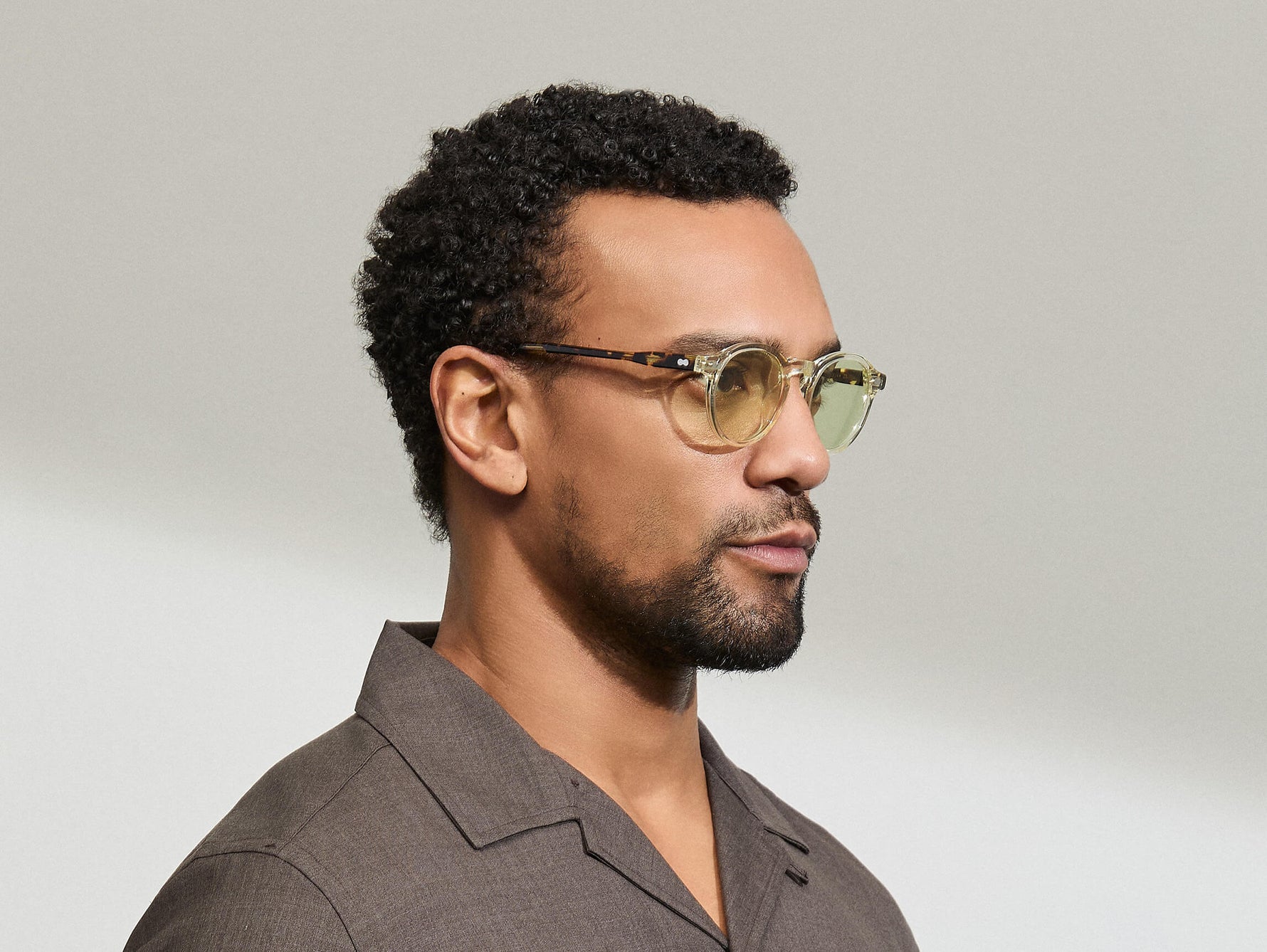 Het model draagt de MILTZEN in Citron/Tortoise in maat 46 met GREEN+ lenzen.