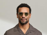 Het model draagt de MILTZEN in Citron/Tortoise in maat 46 met GREEN+ lenzen.