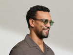 Het model draagt de MILTZEN in Citron/Tortoise in maat 46 met GREEN+ lenzen.