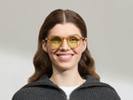 Model draagt de MILTZEN in Blonde in maat 49 met GREEN+ lenzen