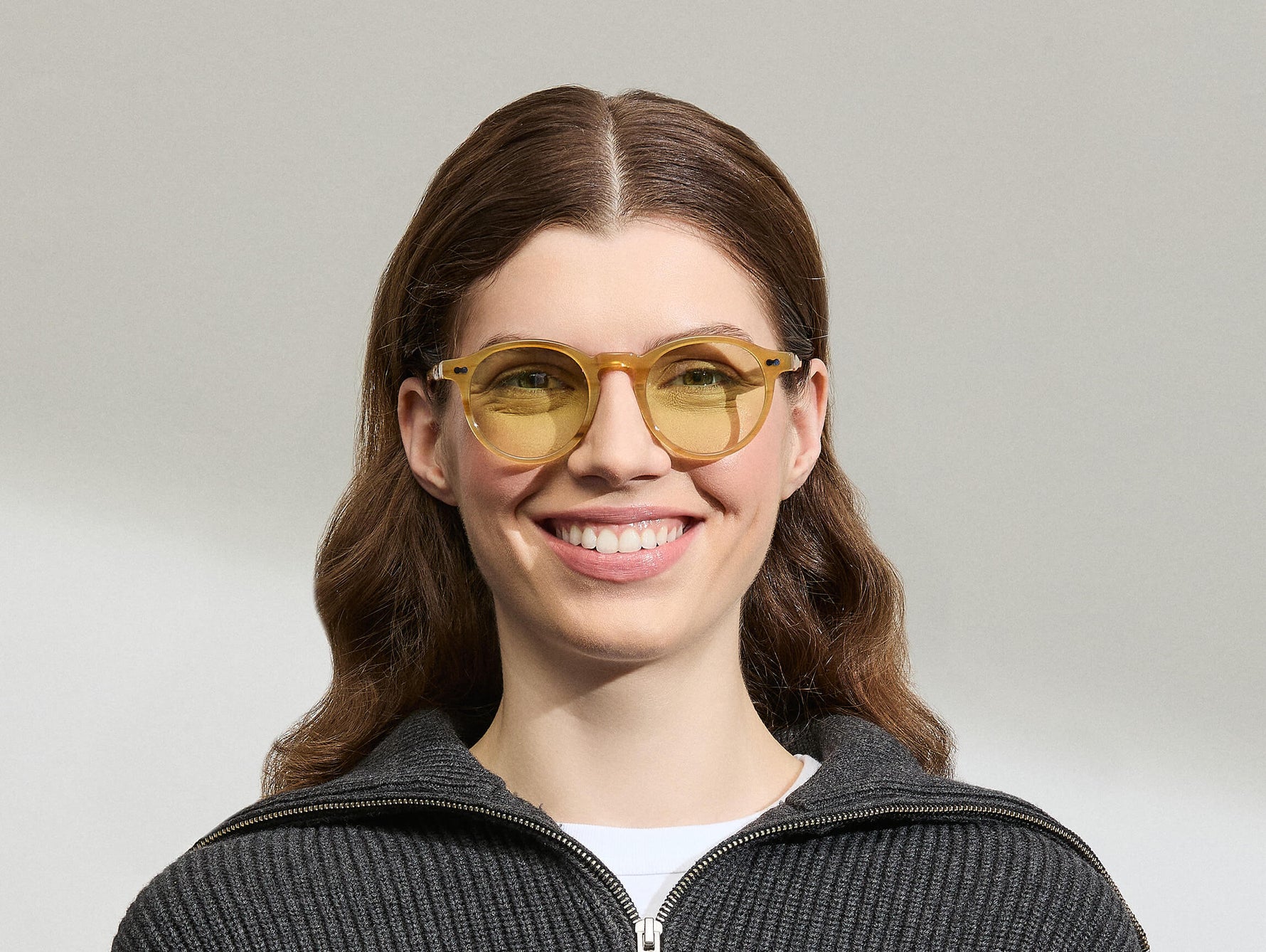 Model draagt de MILTZEN in Blonde in maat 49 met GREEN+ lenzen