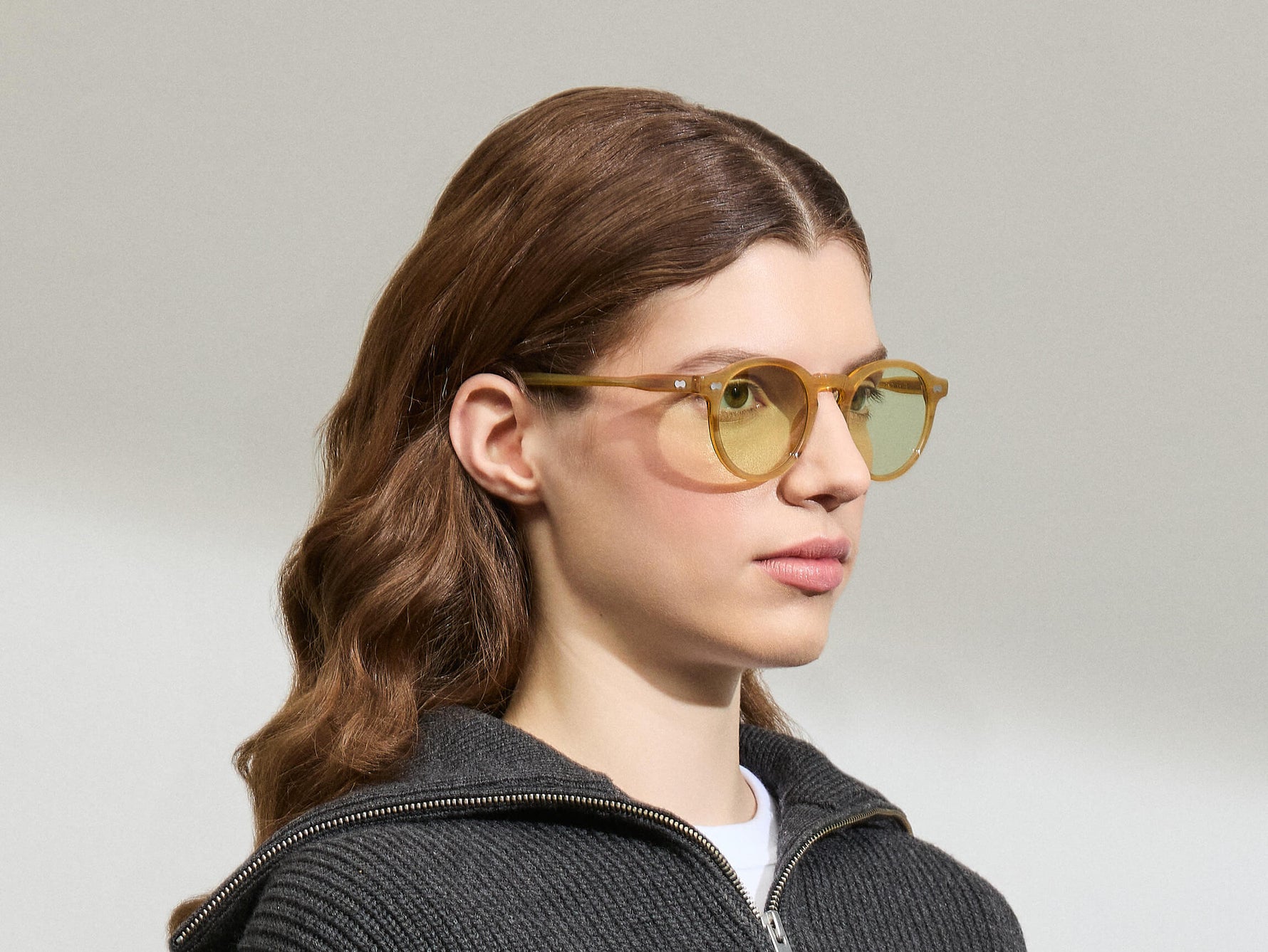 Model draagt de MILTZEN in Blonde in maat 49 met GREEN+ lenzen