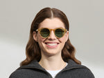 Model draagt de MILTZEN in Blonde in maat 49 met GREEN+ lenzen