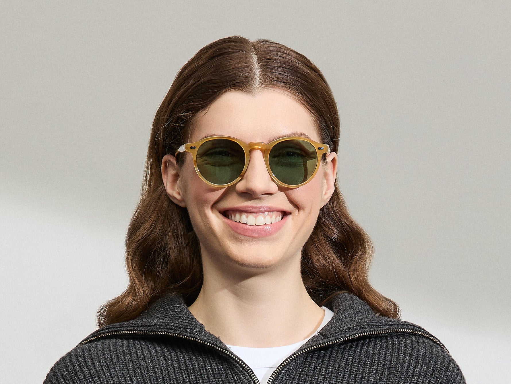 Model draagt de MILTZEN in Blonde in maat 49 met GREEN+ lenzen