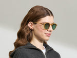 Model draagt de MILTZEN in Blonde in maat 49 met GREEN+ lenzen