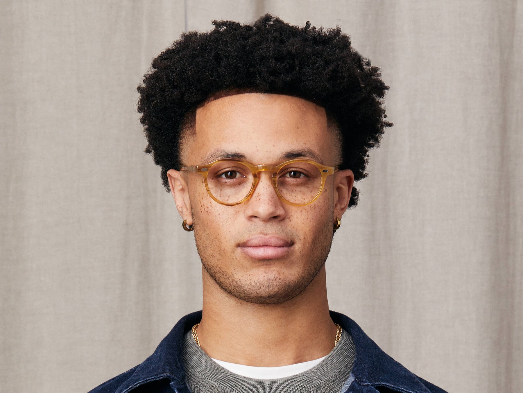 Model is wearing The MILTZEN in size 46 in Blonde