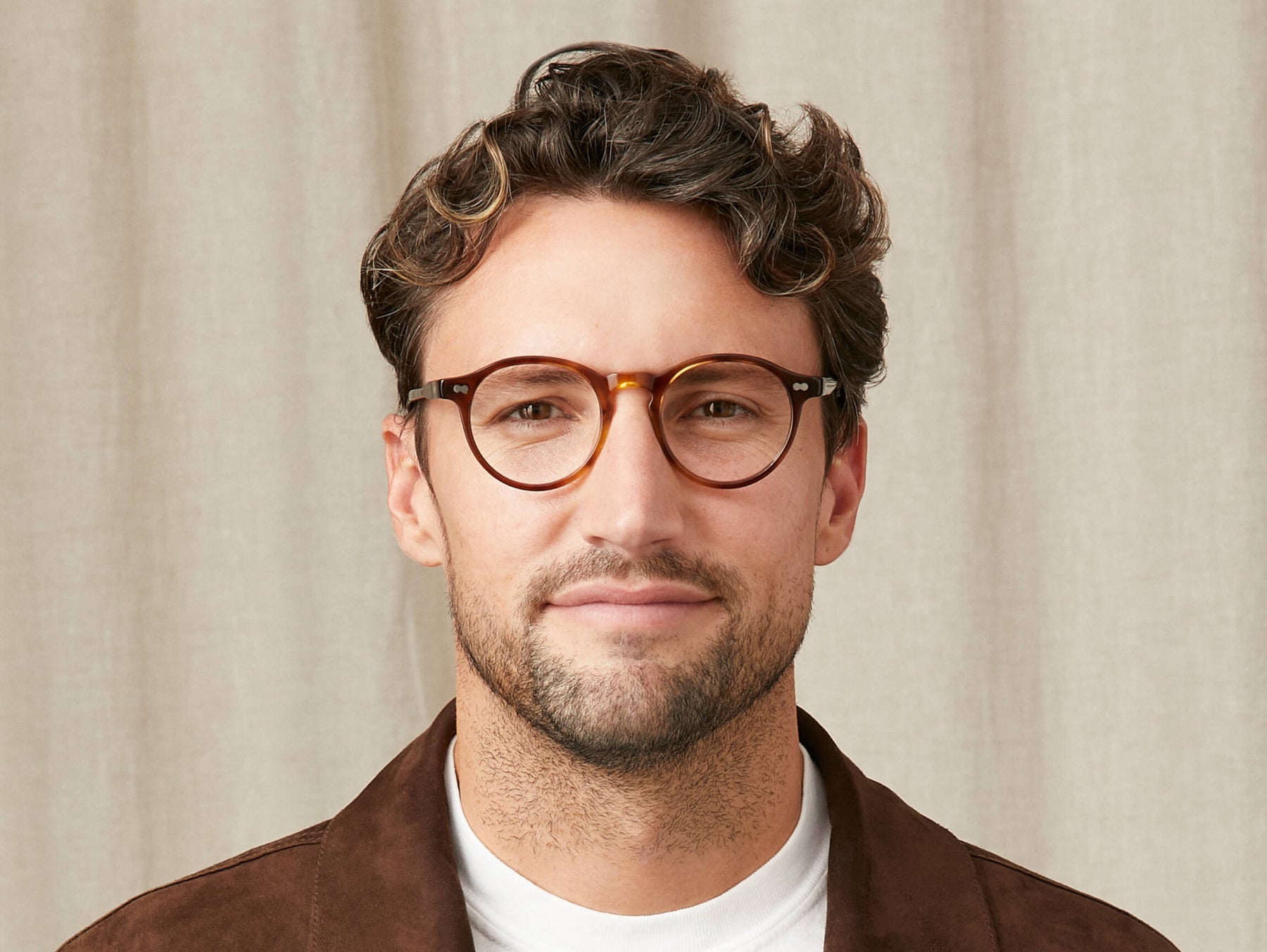 Model is wearing The MILTZEN in size 46 in Tobacco