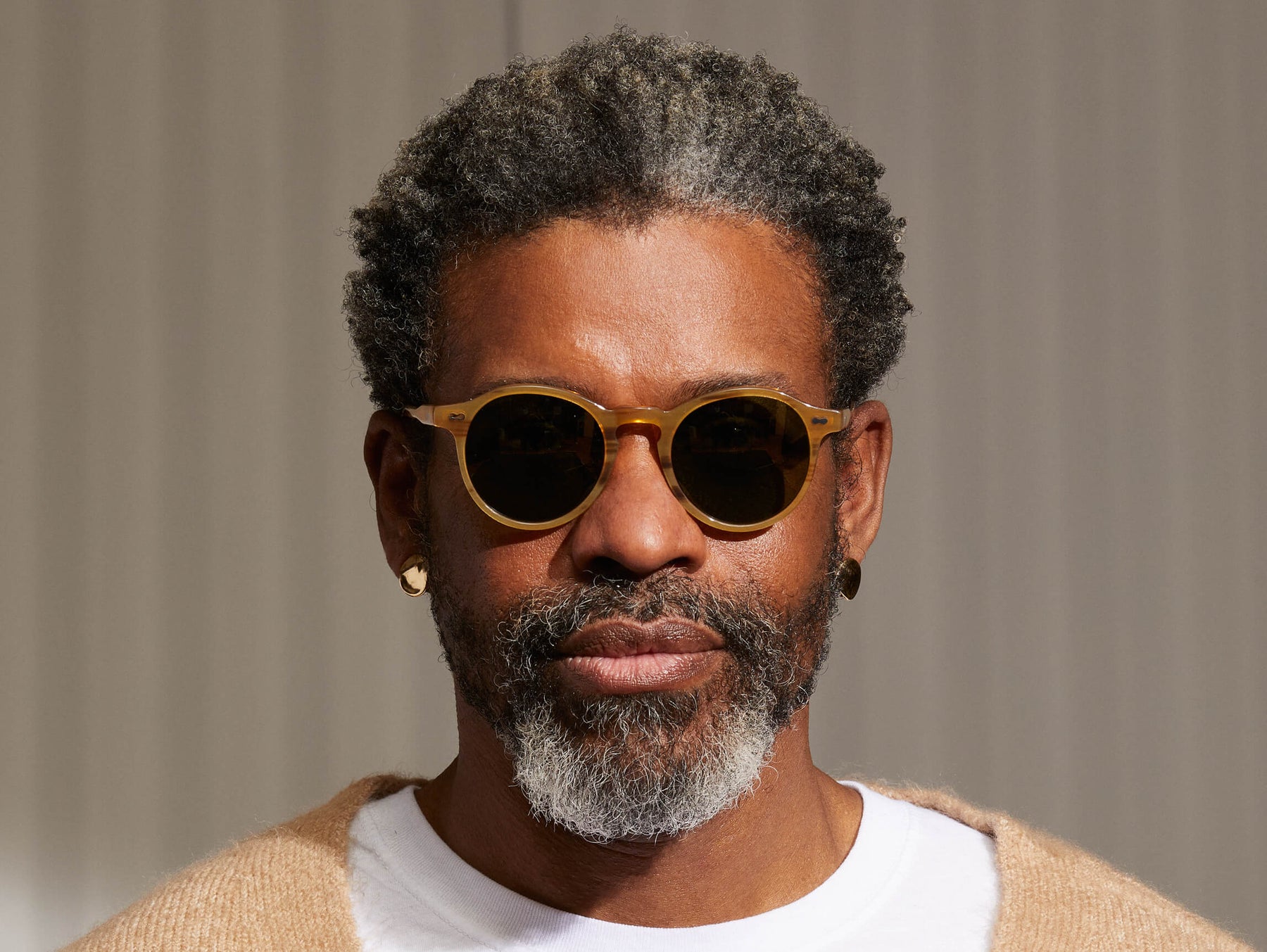 Model is wearing The MILTZEN SUN in Blonde in size 49 with Calibar Green Glass Lenses