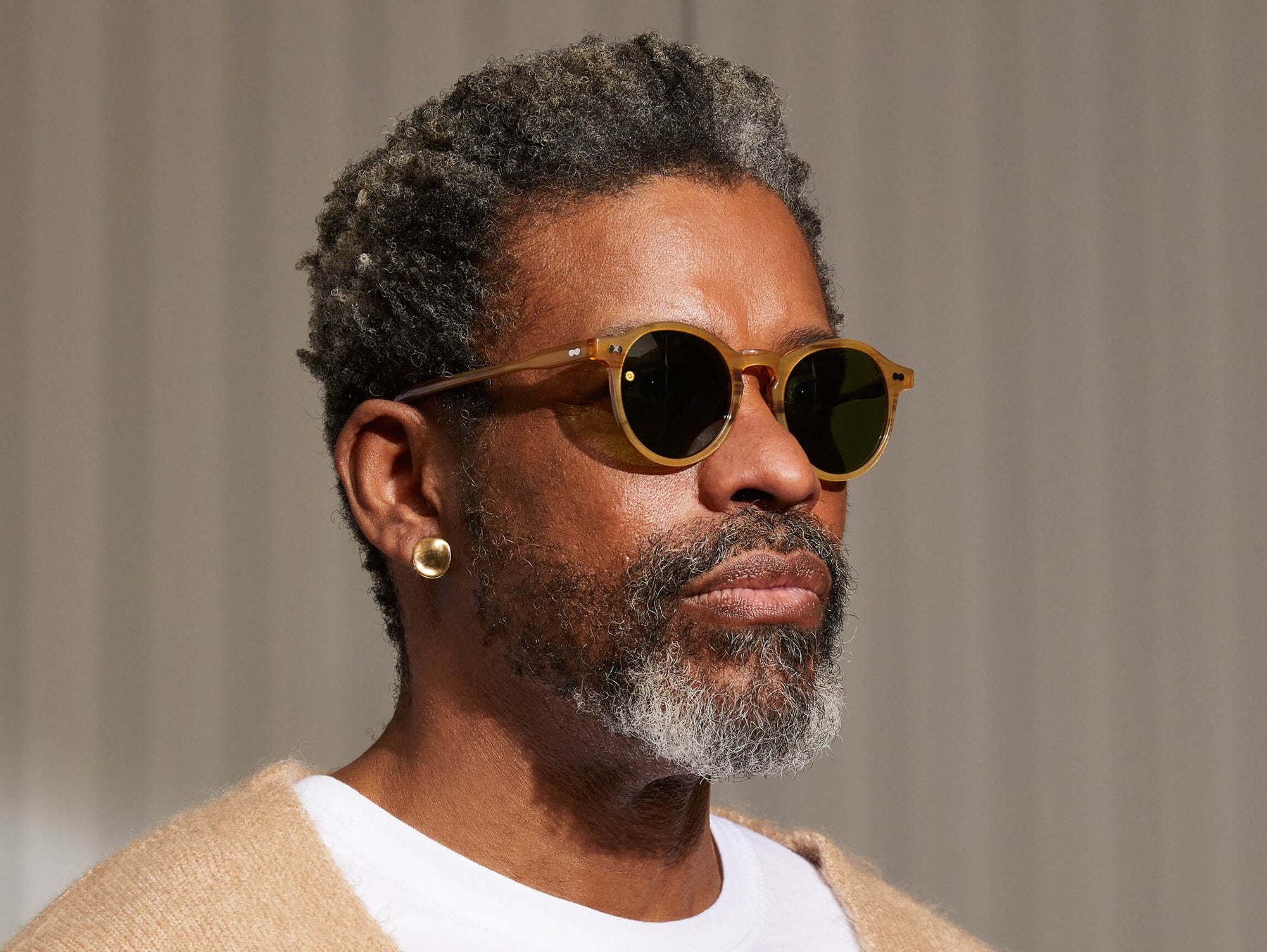 Model is wearing The MILTZEN SUN in Blonde in size 49 with Calibar Green Glass Lenses