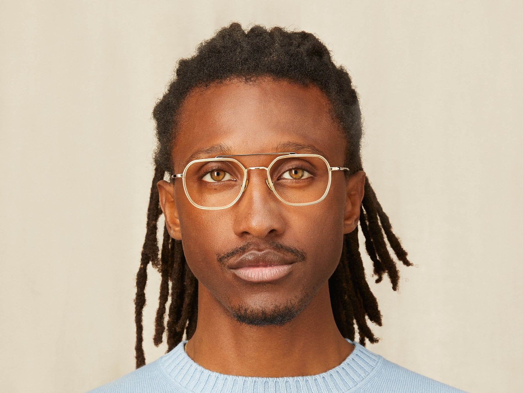 Model is wearing The MIZER in size 51 in Flesh/Tortoise