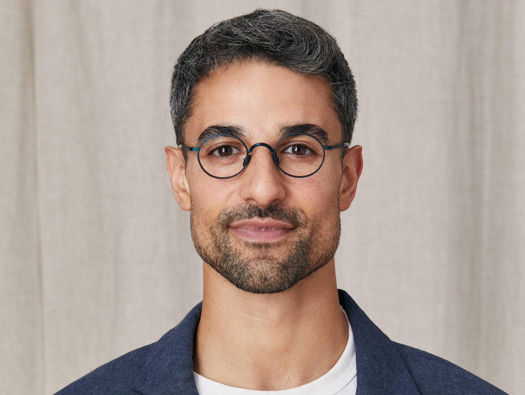 Model is wearing The MOYEL in size 44 in Navy