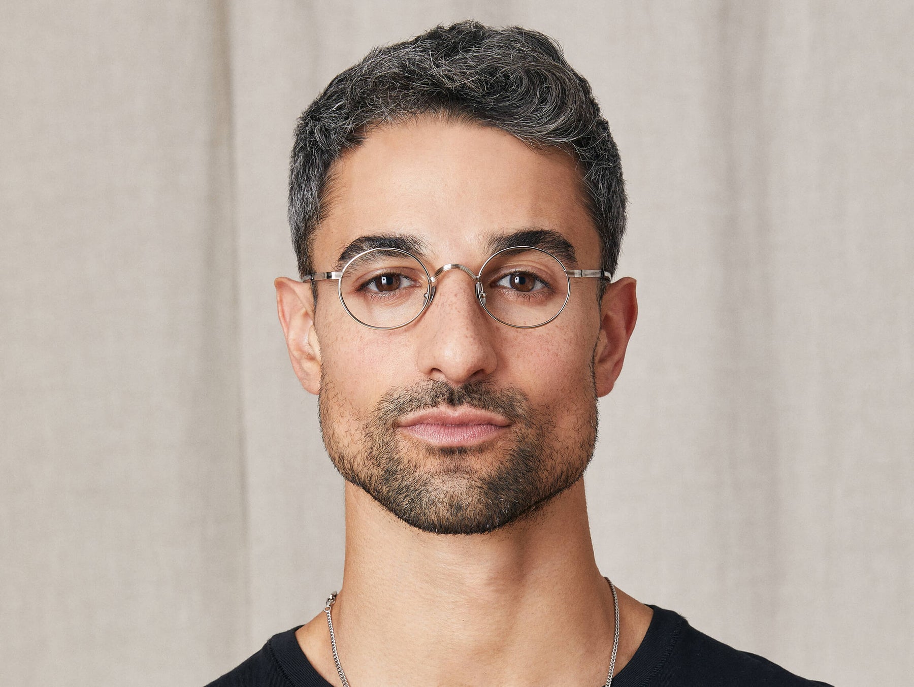 Model is wearing The MOYEL in size 44 in Silver