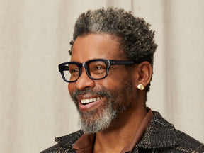 Model is wearing The NEBB in size 51 in Navy