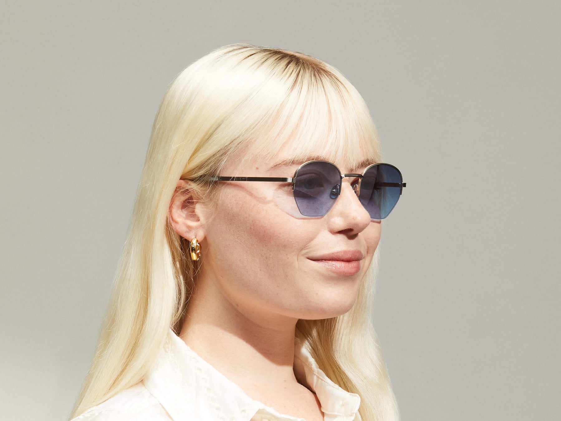 Model is wearing The PLOTZ SUN in size 49 in Silver with Denim Blue Tinted Lenses