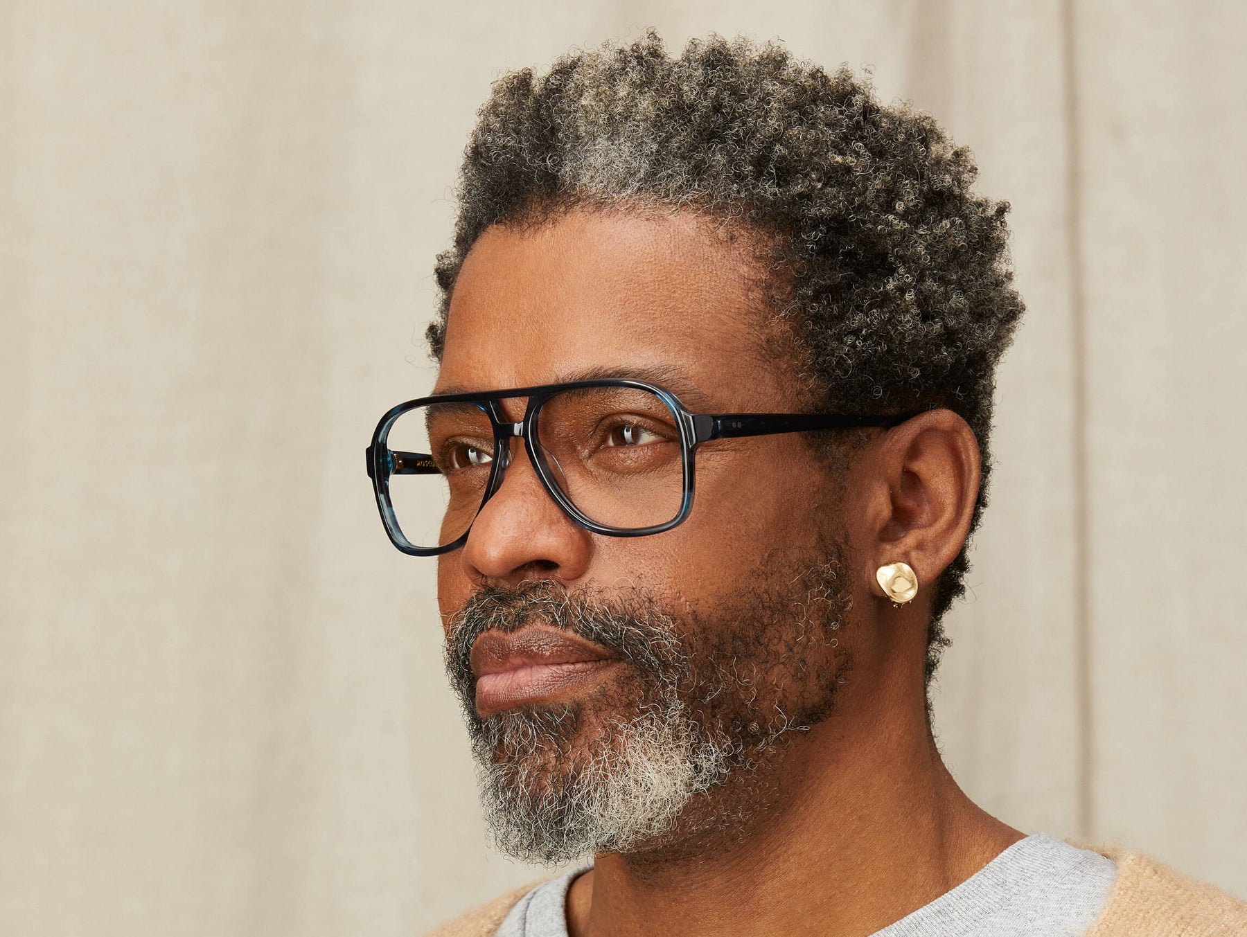 Model is wearing The SHEISTER in size 57 in Ink