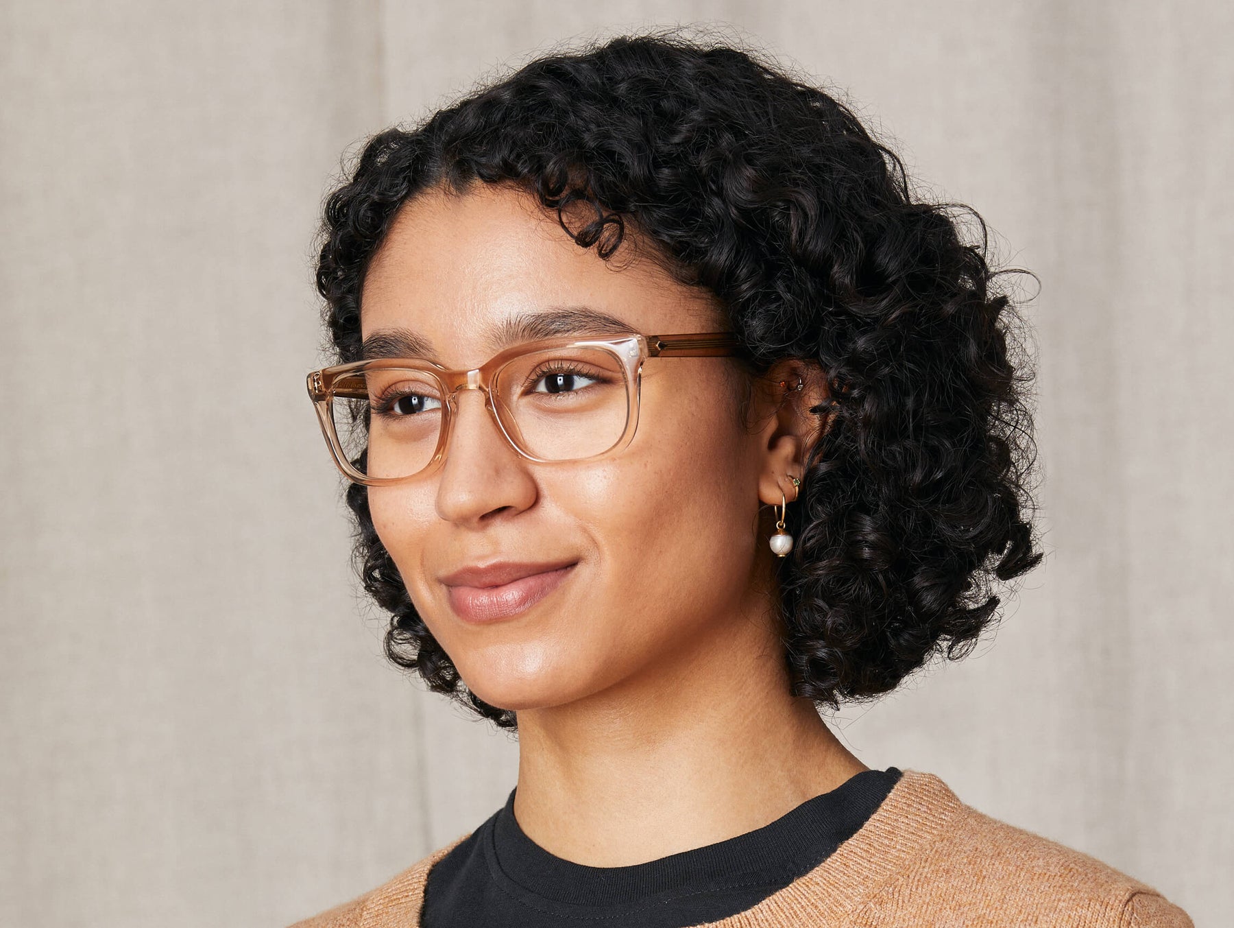 Model is wearing The SHIDDOCK in size 52 in Cinnamon