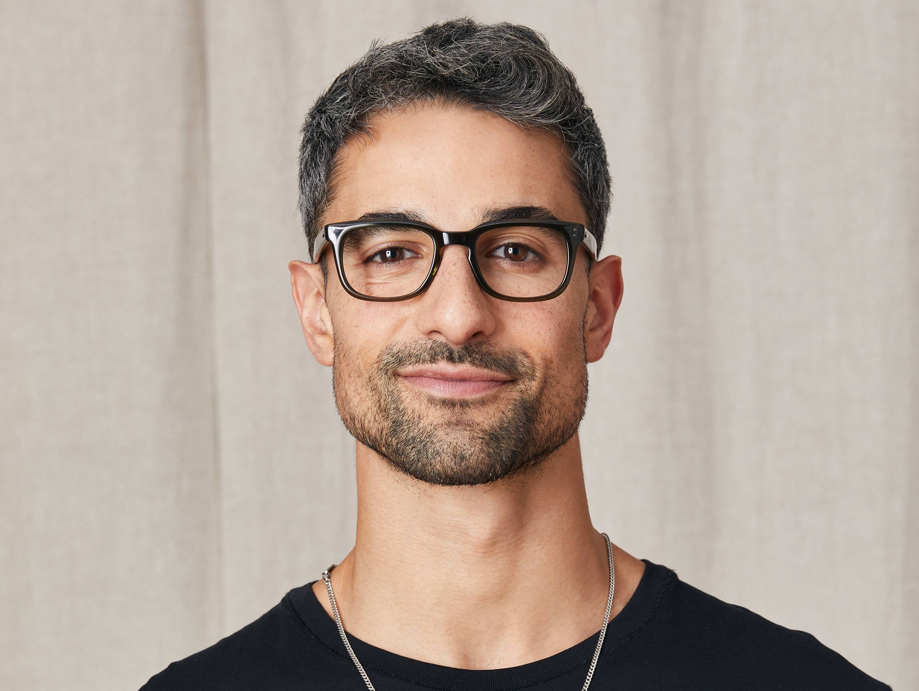 Model is wearing The SHIDDOCK in size 49 in Dark Green