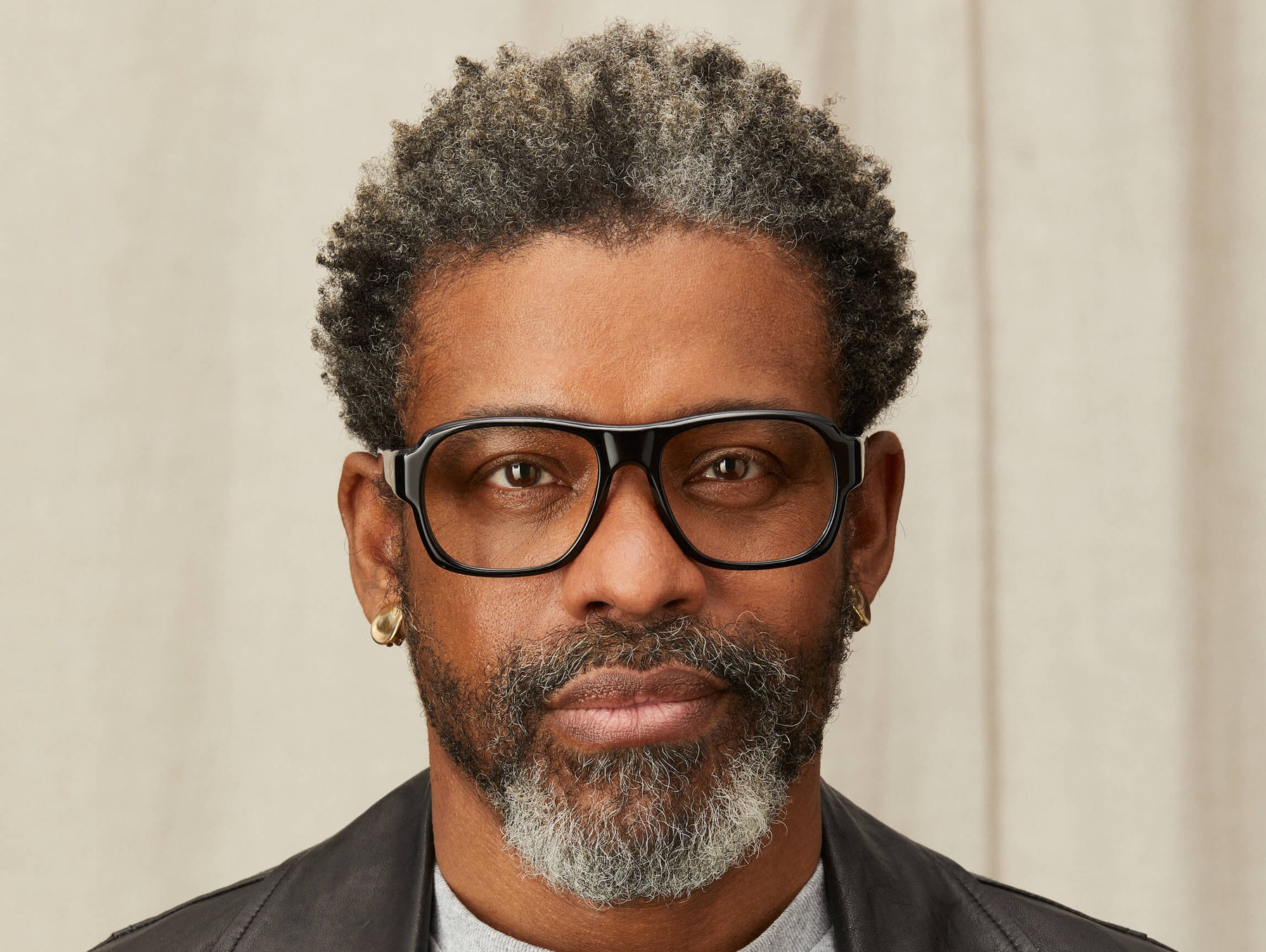 Model is wearing The SHVITZ in size 57 in Black